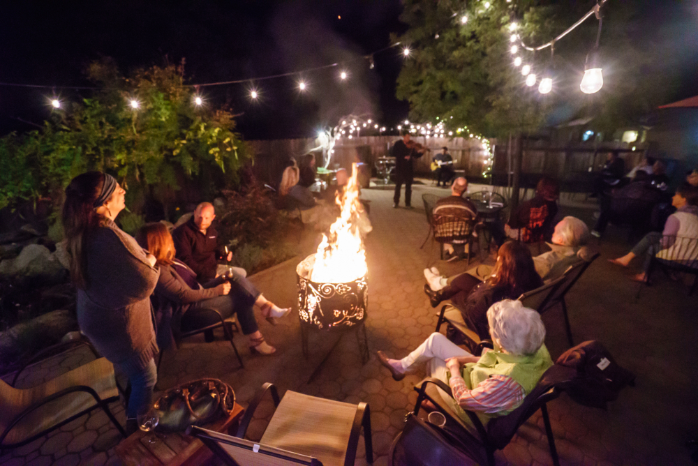 Queen's Inn Wine Bar & Beer Garden | yosemitethisyear.com