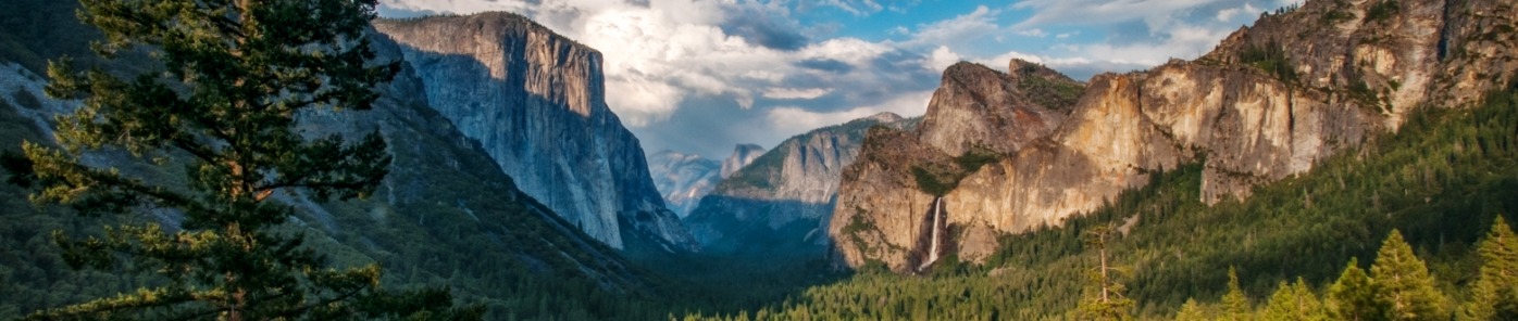 beautiful vista from Tunnel View in Yosemite, Summer season